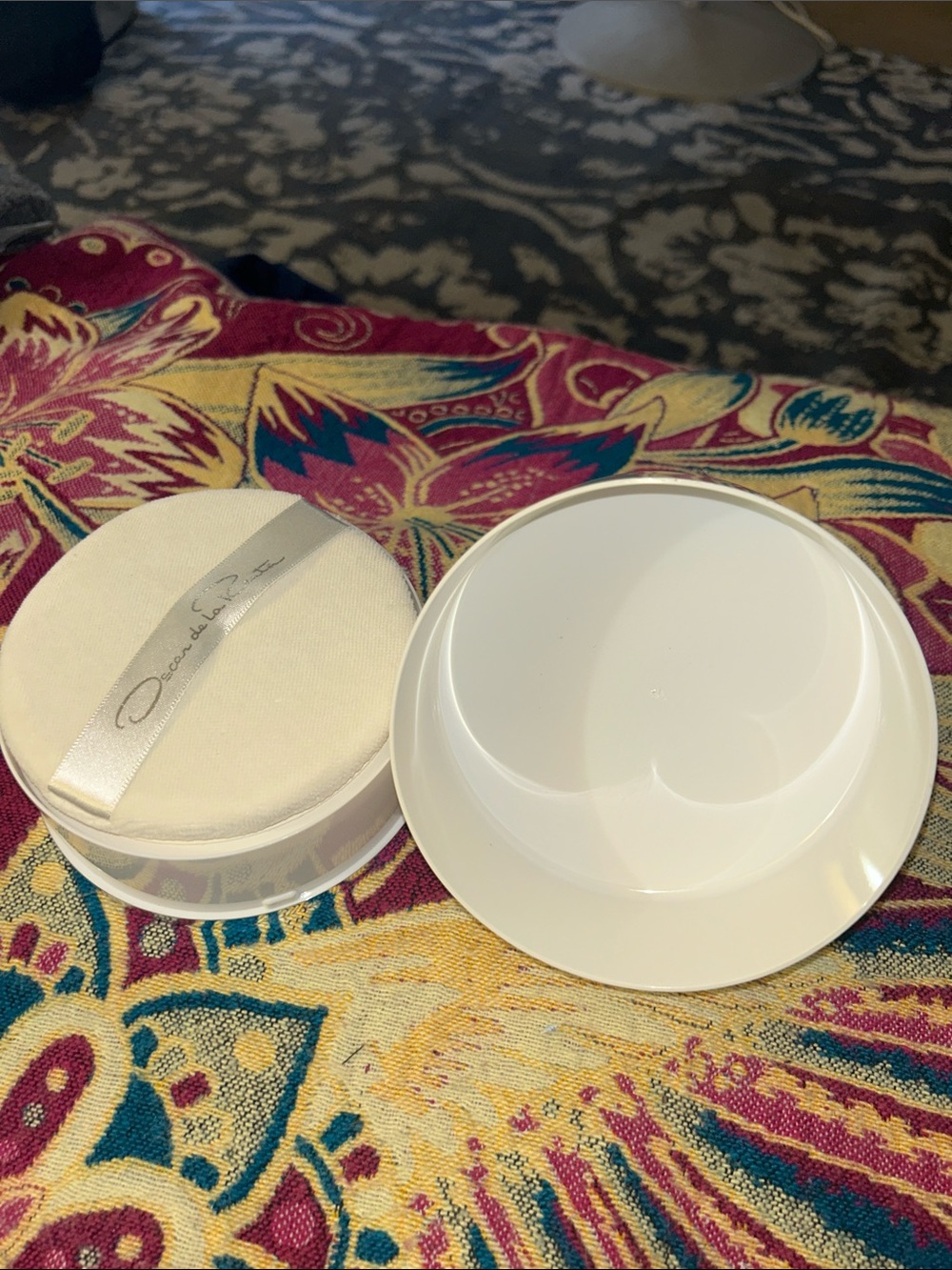 New Oscar De La Renta Body Powder - Picture 10 of 14